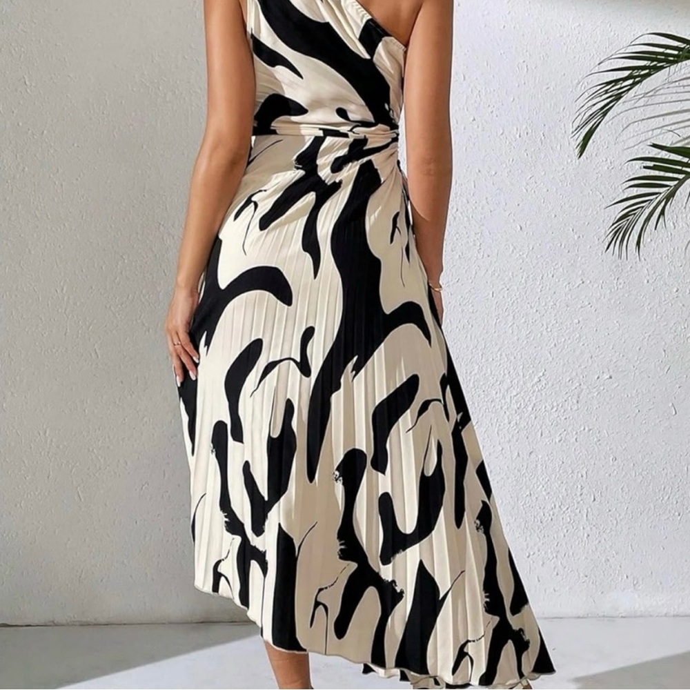Elegant Black and White Women's Dress - Picture 3 of 4